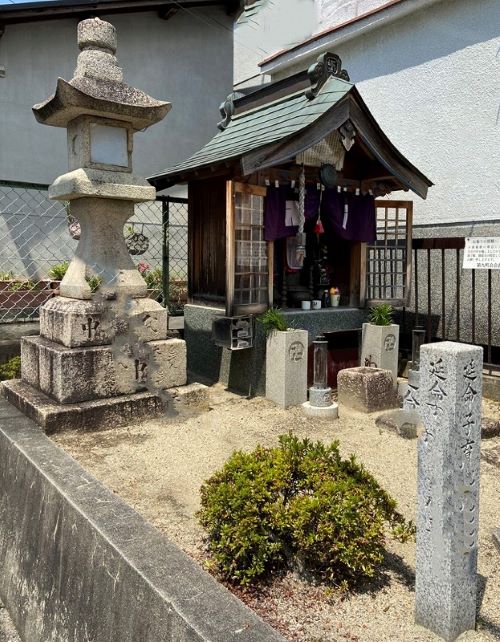 The Jizo-do and stone stele of Wari-saka